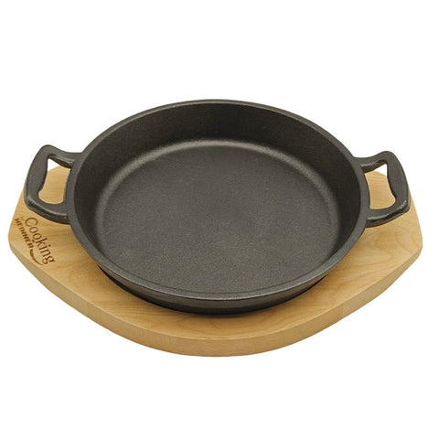 Tigaie de servire din fontă pură cu suport de lemn 20 cm – COOKING BY HEINNER