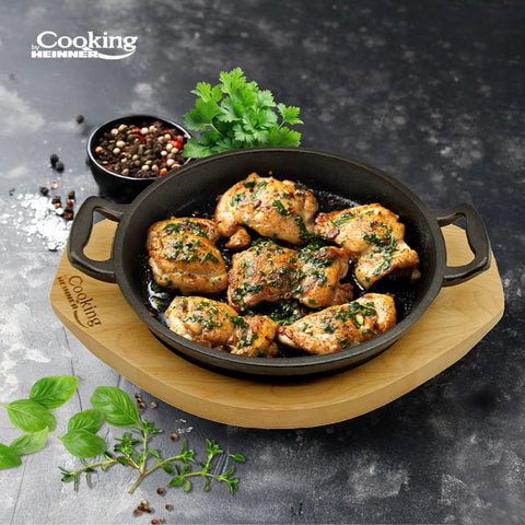 Tigaie de servire din fontă pură cu suport de lemn 20 cm – COOKING BY HEINNER