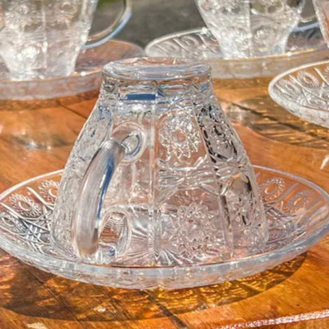Set 6 Cești Sticla Bohemia cu Farfurioare – Model Premium cu Motive Decorative