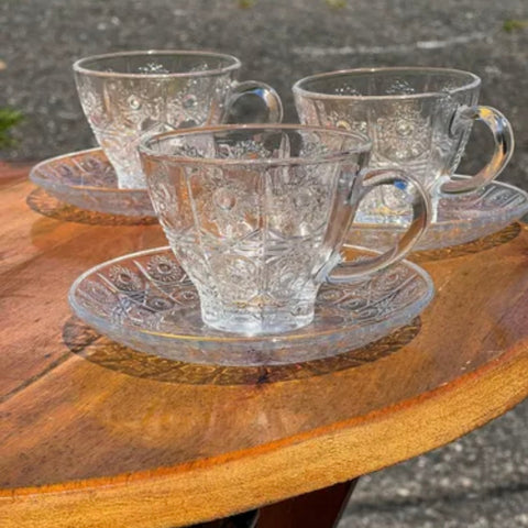 Set 6 Cești Sticla Bohemia cu Farfurioare – Model Premium cu Motive Decorative