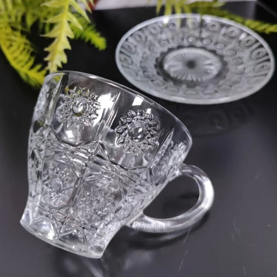 Set 6 Cești Sticla Bohemia cu Farfurioare – Model Premium cu Motive Decorative