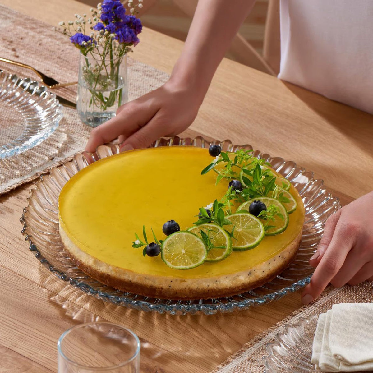 Platou rotund din sticlă Aurora 31.5 cm – design elegant ideal pentru servire modernă și rafinată 10499